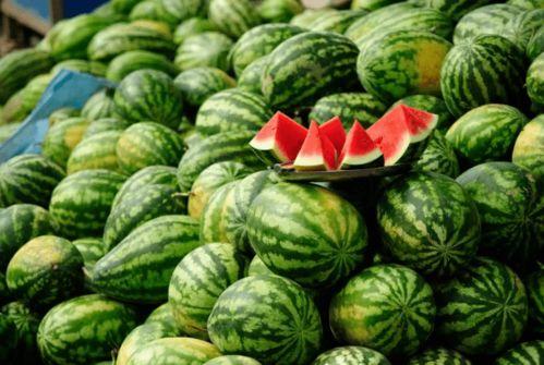 荷兰网红吃瓜事件真相是真的吗,真相揭秘，是真是假？  第1张